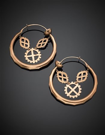 Orecchini pendenti a cerchio in lastra d'oro rosso 333/1000 sbalzata e modellat