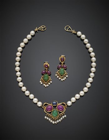 Demi-parure in oro giallo, perle coltivate, rubini, smeraldi e zaffiro cabochon