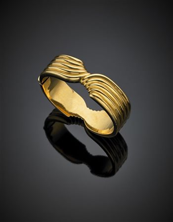 ANSELMINI
Bracciale rigido apribile in oro giallo ritorto, g 50,22, diam. cm 6,