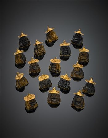 Lotto composto da diciassette pendenti in occhio di tigre scolpiti a forma di B