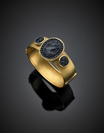 LANZA FRANCO SRL
Bracciale rigido apribile in oro giallo satinato con cammei in