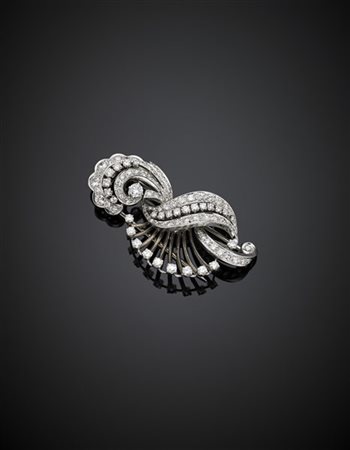 Spilla a volute in platino, oro bianco e diamanti rotondi per complessivi ct. 2