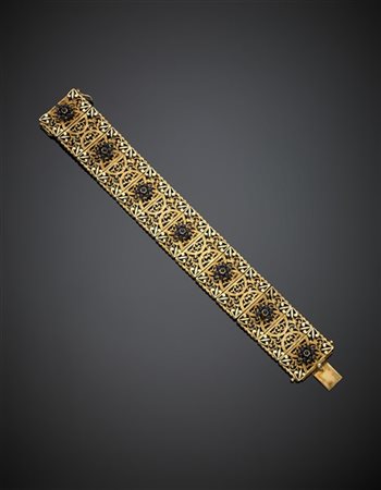 Bracciale modulare traforato in oro giallo in parte cesellato con piccoli fiori