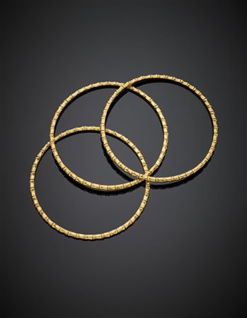 Tre bracciali in oro "a canna di bamboo", complessivi g 44,46, diam. cm 6.
