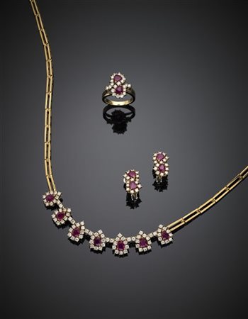 Demi-parure in oro giallo, diamanti per complessivi ct. 4 circa e rubini per co