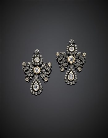 Orecchini pendenti a fiocco in oro e argento con diamanti mezza rosetta per com