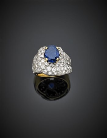 Anello in oro giallo e bianco con diamanti a pavè a rifinire una doppietta di z