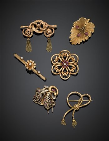 Lotto di quattro spille in oro giallo e bianco, due in oro giallo 333/1000 in p