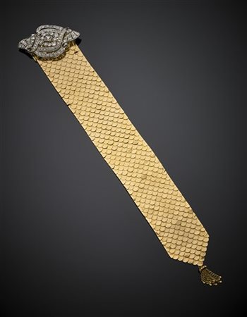 Bracciale in oro giallo a squame con nappa, chiusura in oro bianco e diamanti,