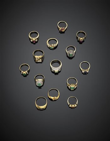 Lotto composto da quattordici anelli in oro giallo e bianco, diamanti, smeraldi