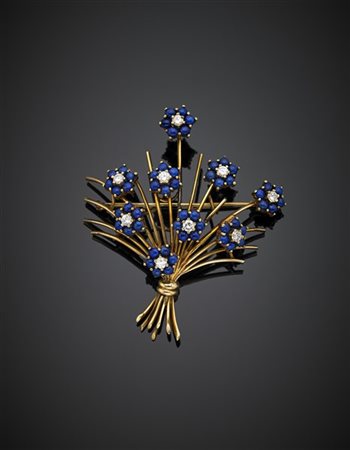 Spilla in oro giallo a guisa di bouquet con fiori in lapislazzuli e diamanti pe