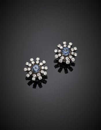 Orecchini a fiore in argento con due zaffiri rifiniti con diamanti rotondi 