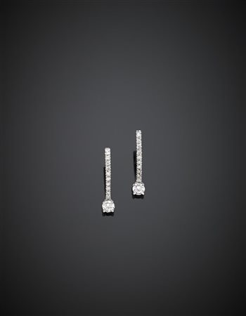 Orecchini pendenti in oro bianco e diamanti rotondi per complessivi ct. 0,60 ci