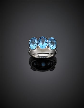 *SABBADINI
Anello in oro bianco con tre topazi ovali azzurri per complessivi ct