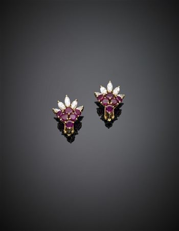 Orecchini in oro giallo rifiniti con diamanti marquise per complessivi ct. 1,20