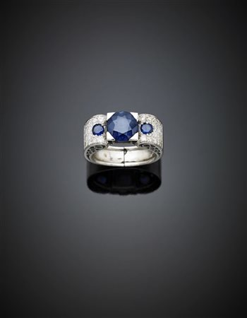 Anello in platino con diamanti per complessivi ct. 0,65 circa e tre zaffiri rot