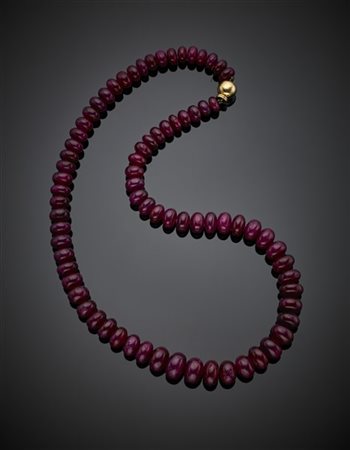 Collana a scalare in boules di rubini da mm 9,65 a mm 16,00 circa, chiusura in