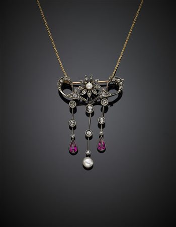 Spilla/pendente in oro giallo e argento, diamanti, rubini a goccia sintetici e