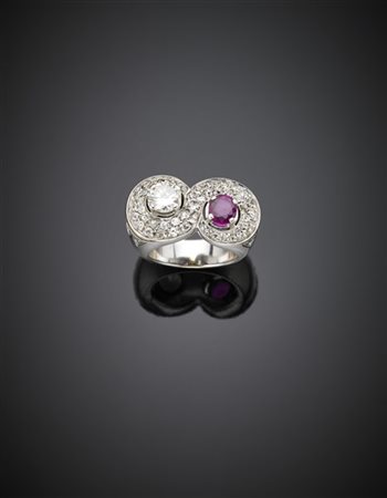 Anello in oro bianco con diamante rotondo di ct. 0,82 circa e rubino di ct. 0,3