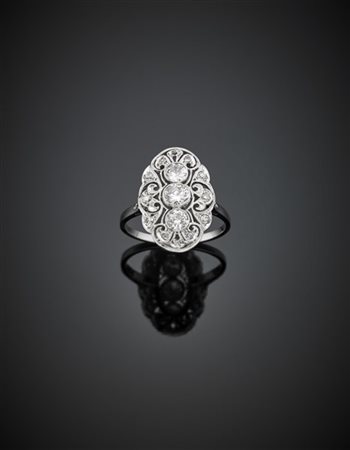 Anello in oro bianco con diamanti per complessivi ct. 1,00 circa di cui il cent