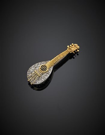 Spilla in oro giallo e bianco a guisa di mandolino rifinito con diamanti, g 9,7