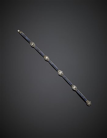 Bracciale modulare articolato in oro bianco rifinito con zaffiri carrè per comp