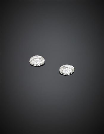 Due diamanti di forma ovale di ct 1.00 e 1.03 .