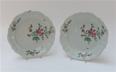 Coppia di piatti decoro floreale (d cm 29,5) seconda metà del secolo XVIII (dif