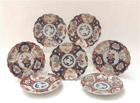 Sette piatti in porcellana Imari decorati a motivi floreali, misure diverse (di