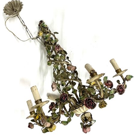 Lampadario a sei luci decorato da rami di rose intrecciati in lamiera dipinta (
