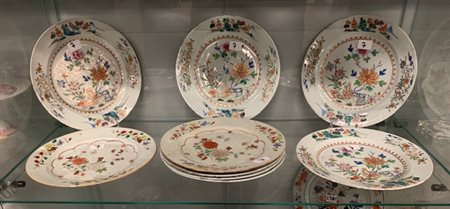 Nove piatti in porcellana da esportazione decorati con motivi floreali du cui s