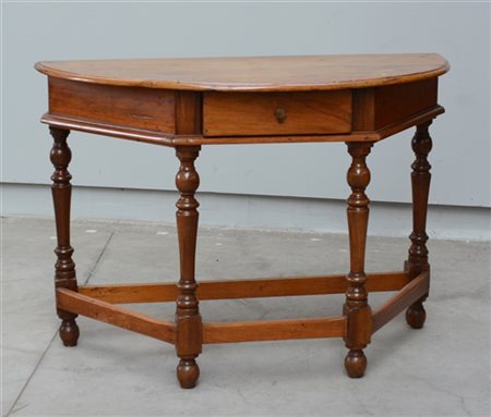 Antico tavolo da parete con struttura trapezoidale e piano a demi-lune, gambe t