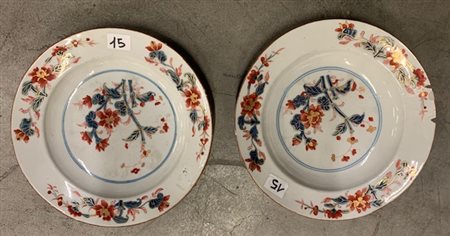 Coppia di piatti in porcellana Imari a decoro floreale (difetti)Cina, sec. XVI