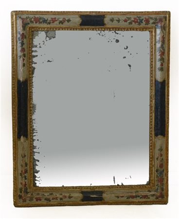 Specchio con cornice in legno laccato decorato in policromia a fiori. Marche, s