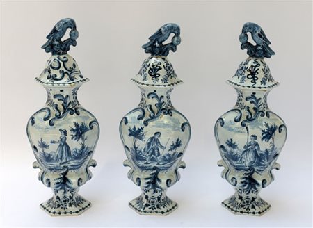 Manifattura di Delft, gruppo di tre vasi in maiolica con coperchi sormontati da