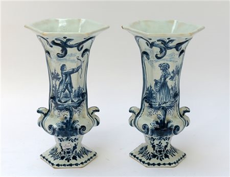 Manifattura di Delft, coppia di vasi in maiolica a decoro monocromo blu con fig
