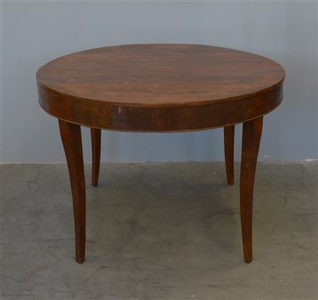 Tavolo con piano tondo in noce, gambe mosse. Inizio secolo XIX (cm 110x77) (dif