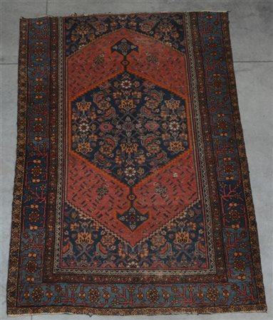 Frammento di tappeto Hamadan, Persia, inizio secolo XX.
Decoro con medaglione b