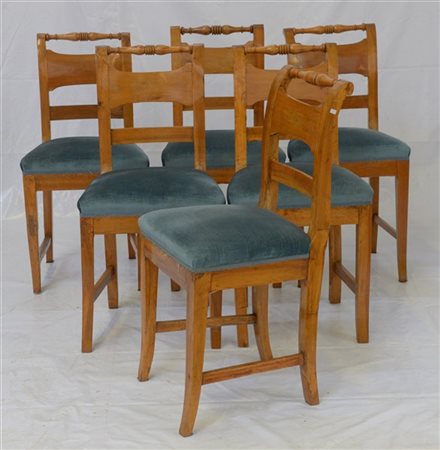 Gruppo di sei sedie in noce con schienale a cartella, gambe mosse. Secolo XIX (