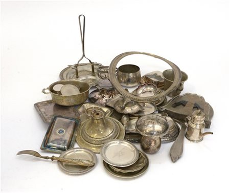 Cartone contenente numerosi oggetti in argento, lamina d'argento e metallo (g l