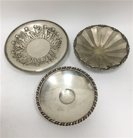 Lotto di tre alzatine in argento di cui una con fascia decorata da una teoria d