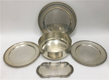 Lotto composto da tre piatti, un vassoietto e un contenitore, in argento (gr 20