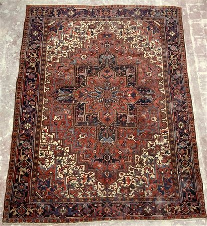 Tappeto Heritz, Persia, inizio secolo XX.
Decoro a medaglione geometrico rosso