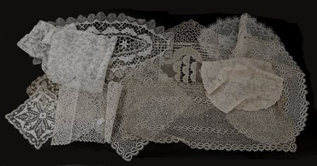 Lotto di undici pizzi di cotone di varie fogge e dimensioni con lavorazioni ad