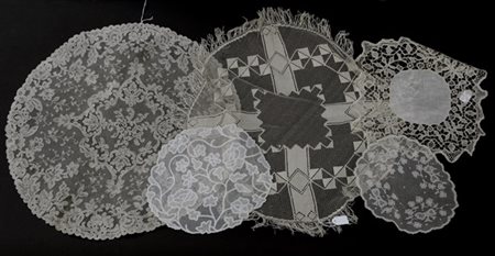 Lotto di cinque pizzi di cotone di forma rotonda al tombolo e ad ago, secolo XX