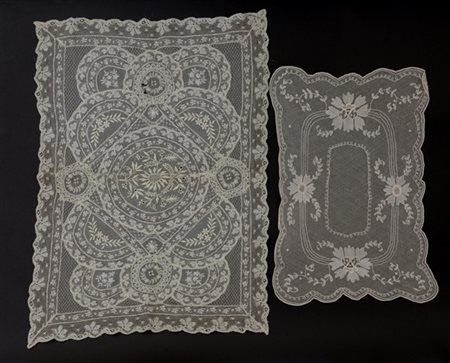 Lotto di due pizzi di cotone rettangolari al tombolo. Secolo XIX