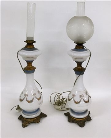 Coppia di lampade ad olio in opaline decorate con festoni, basi in bronzo (dife