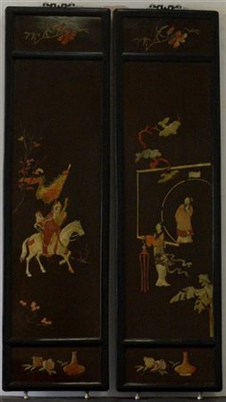 Coppia di pannelli in legno laccato con decorazione in pietre dure e scene di v
