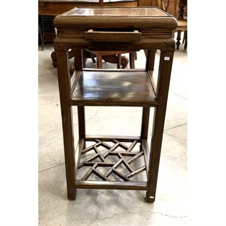 Tavolino alto in legno con fregi a decori geometrici (h. cm 80,5)
Cina, sec. XX