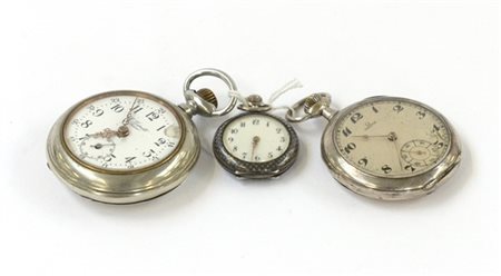 Lotto composto da tre orologi da tasca in argento e metallo, misure diverse. (d